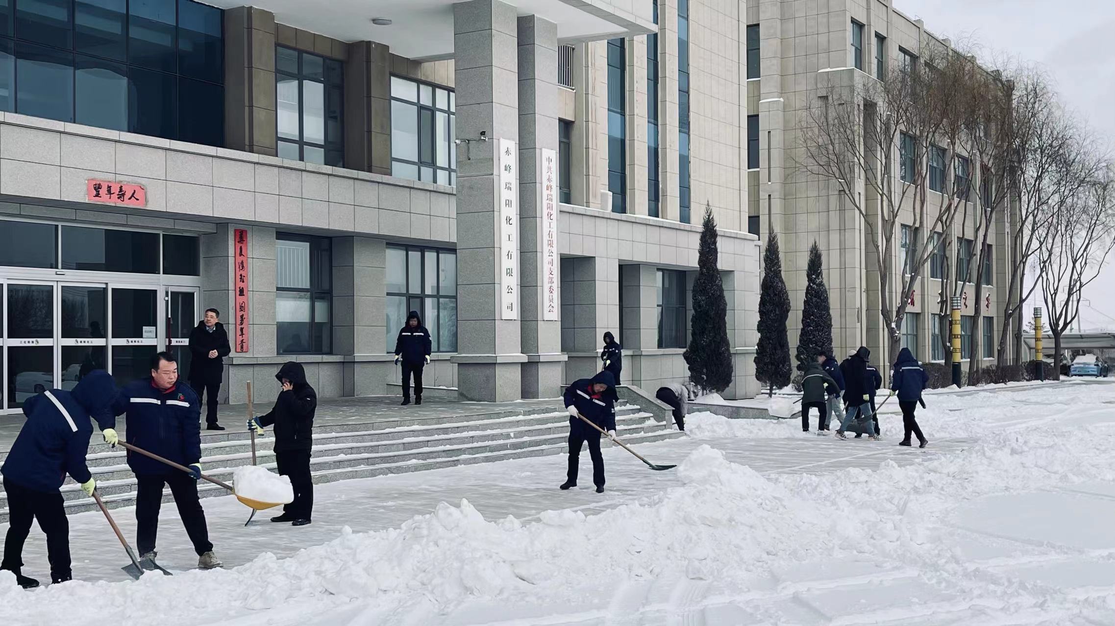 不畏嚴寒，除雪保安全出行